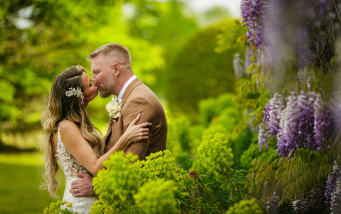 couple kissing at merrydale manor