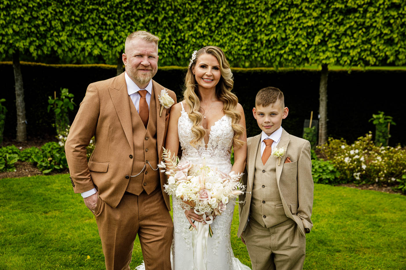 wedding family photo in gardens at merrydale